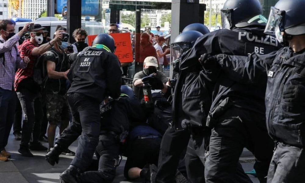 Άγριο ξύλο στην Φραγκφούρτη σε υπαίθριο "πάρτι κορονοϊού"